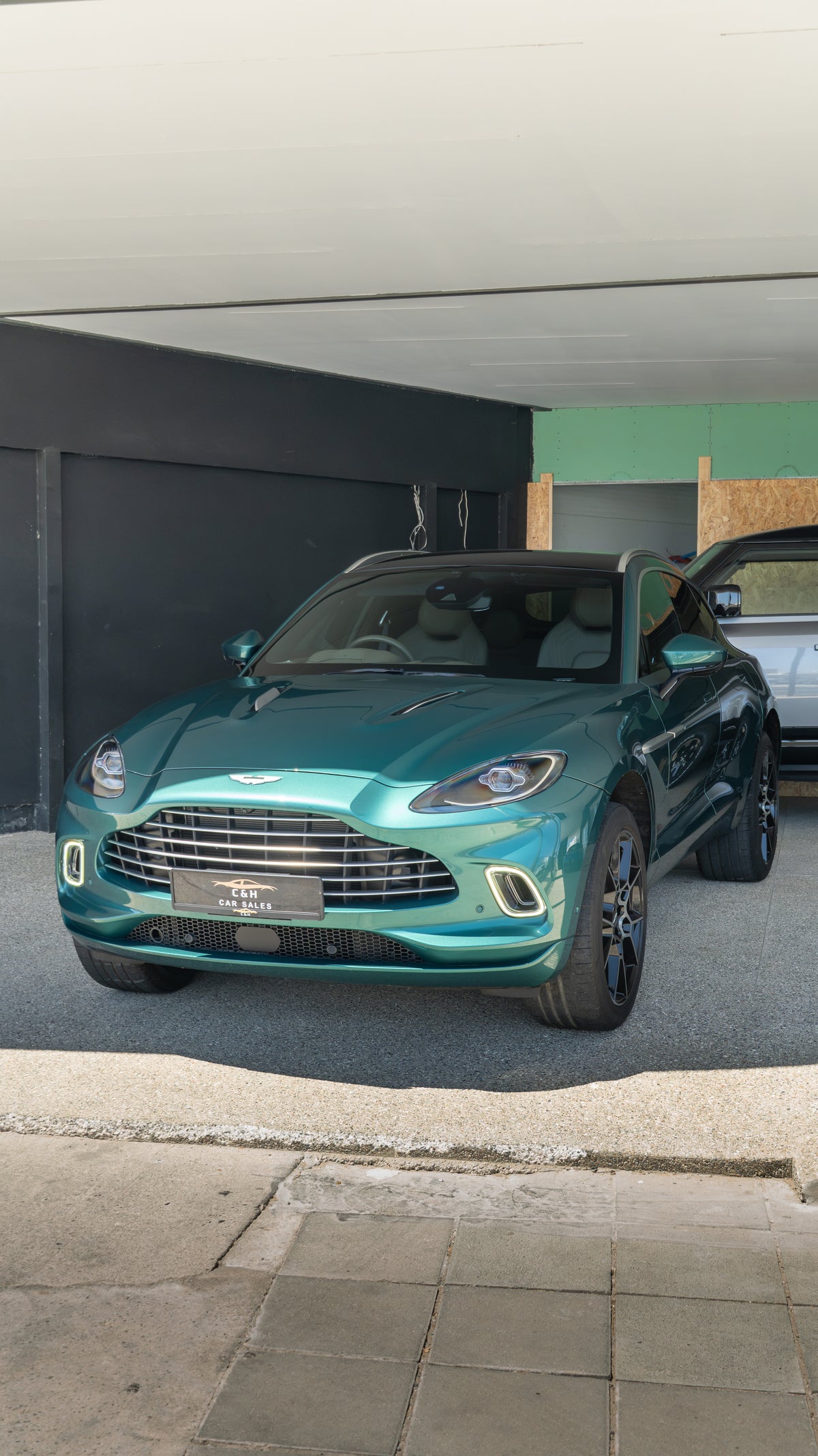 2023 Aston Martin DBX 4.0L Twin-Turbo V8