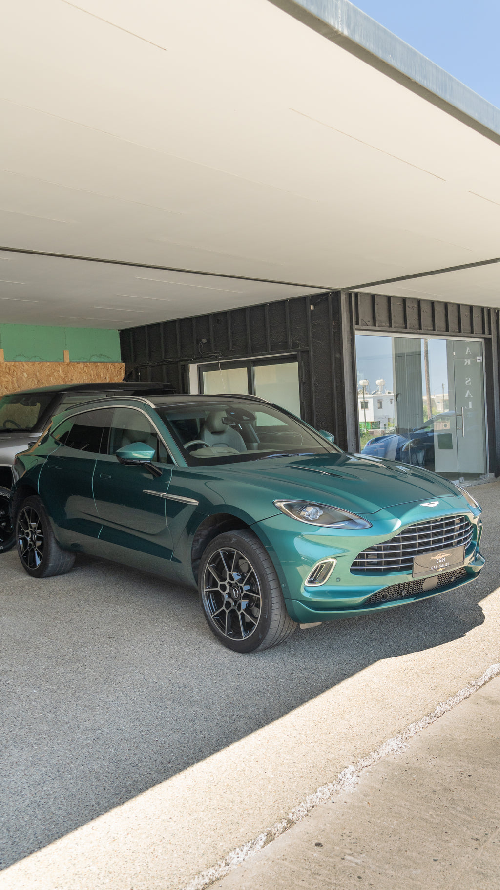 2023 Aston Martin DBX 4.0L Twin-Turbo V8