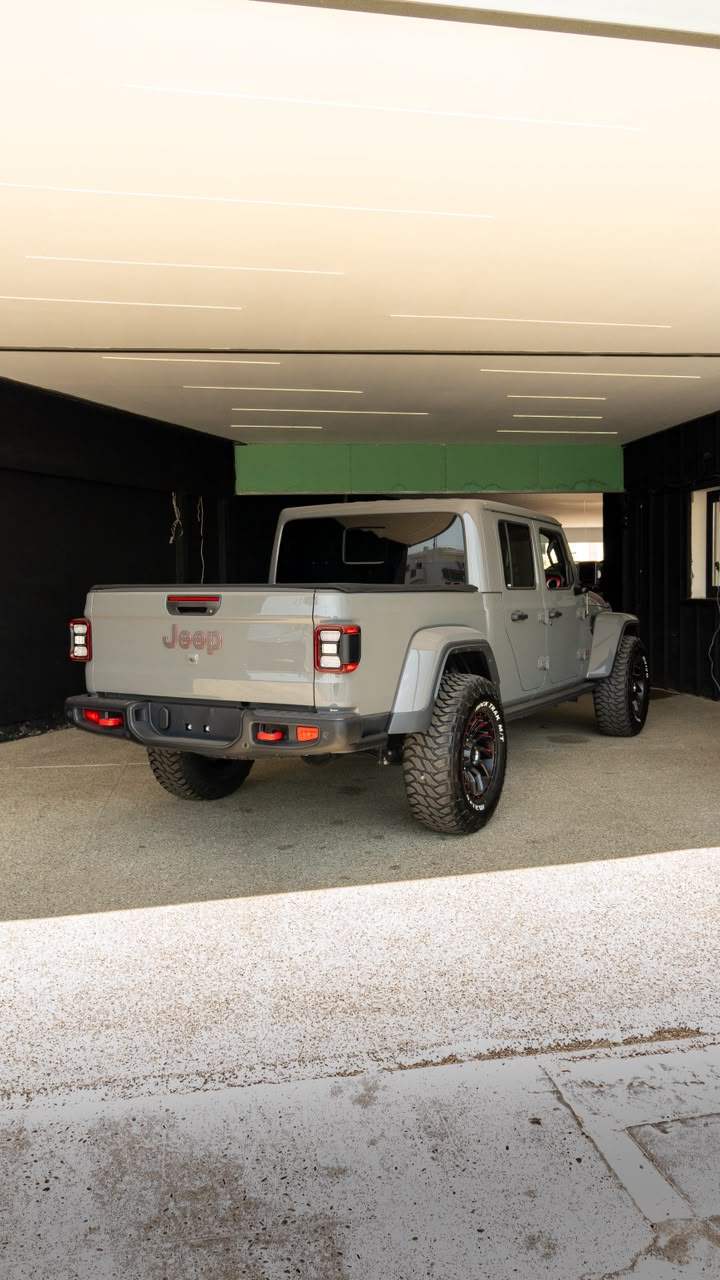 2023 Jeep Gladiator Rubicon 3.6L V6 4x4 (285 HP) 35Inch Rivo Tyres